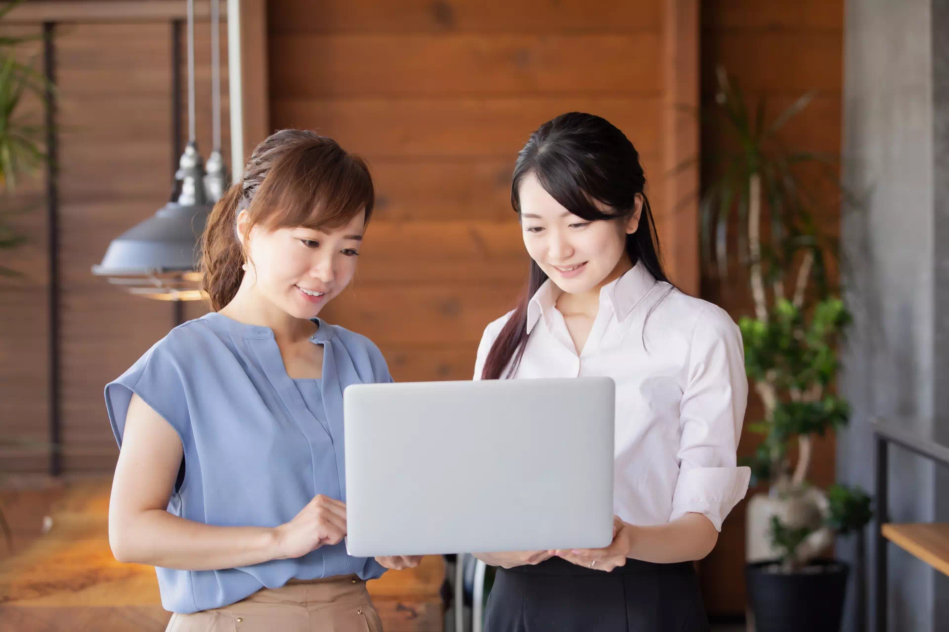 就労支援B型事業所Beスポーツで情報交換をする女性たち